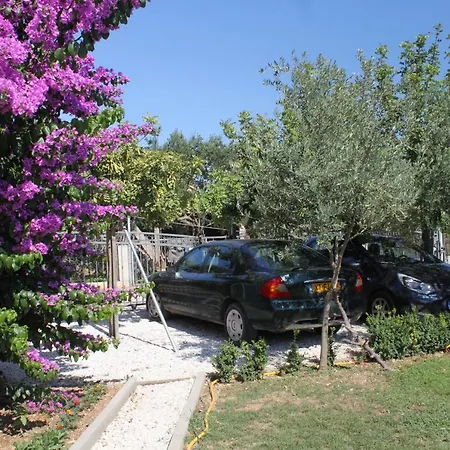 Apartamento For Families With Children Kastel Stafilic, - 9211 *