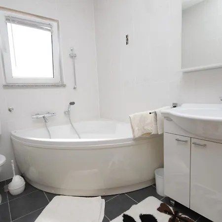 Apartamento For Families With Children Kastel Stafilic, - 9211