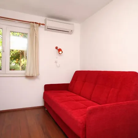 Apartamento For Families With Children Kastel Stafilic, - 9211