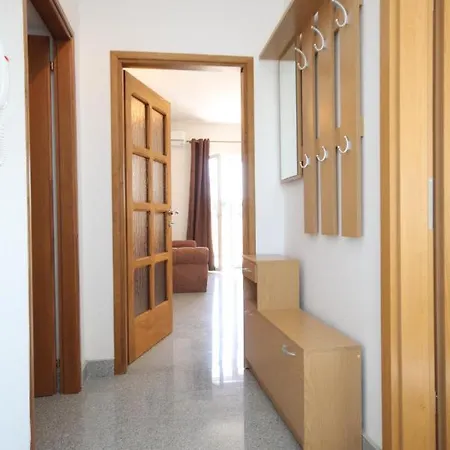 Apartamento For Families With Children Kastel Stafilic, - 9211