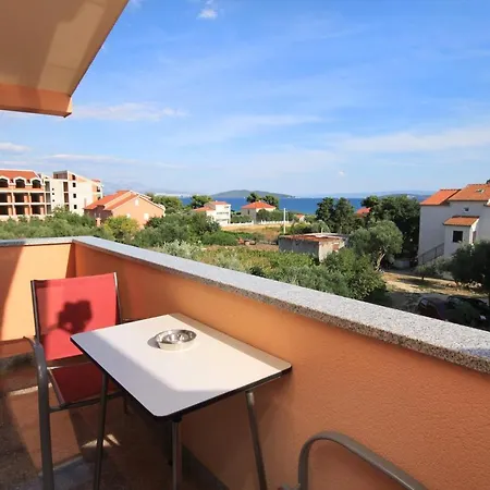 Apartamento For Families With Children Kastel Stafilic, - 9211 *