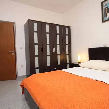 Apartment For Families With Children Kastel Stafilic, - 9211 Kastela