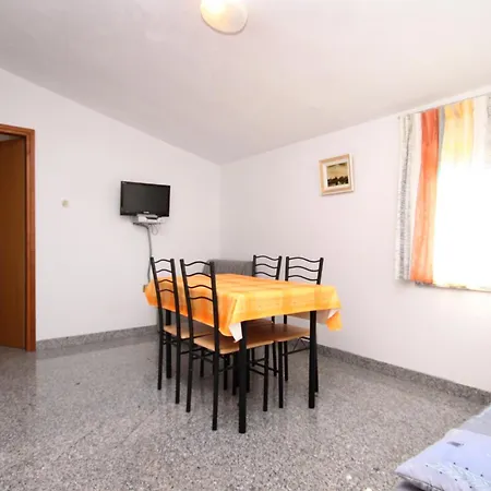 Apartamento For Families With Children Kastel Stafilic, - 9211 *